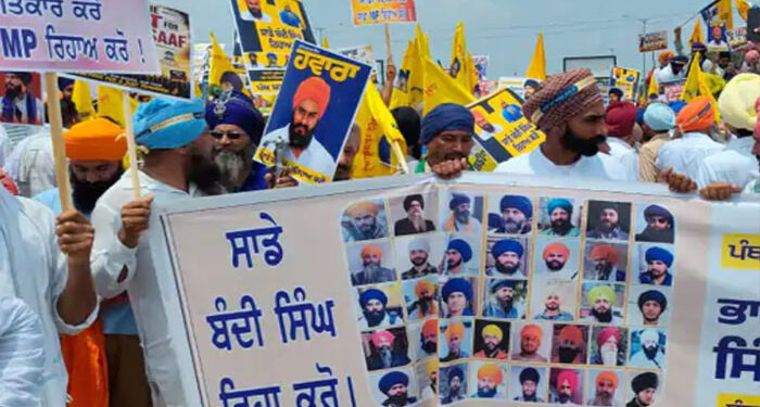 Punjab: MP ਅੰਮ੍ਰਿਤਪਾਲ ਸਿੰਘ ਦੀ ਰਿਹਾਈ ਨੂੰ ਲੈ ਕੇ ਮਾਰਚ: ਸਮਰਥਕਾਂ ਨੂੰ ਰੋਕਣ ਲਈ ਪੁਲਿਸ ਨੇ ਕੀਤੀ ਜਲ ਤੋਪਾਂ ਦੀ ਵਰਤੋਂ