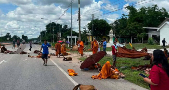 Thailand: 11 ਸਾਲ ਦੇ ਬੱਚੇ ਨੇ ਬੋਧੀ ਭਿਕਸ਼ੂਆਂ ਨੂੰ ਕੁਚਲਿਆ Thailand: 11 ਸਾਲ ਦੇ ਬੱਚੇ ਨੇ ਬੋਧੀ ਭਿਕਸ਼ੂਆਂ ਨੂੰ ਕੁਚਲਿਆ