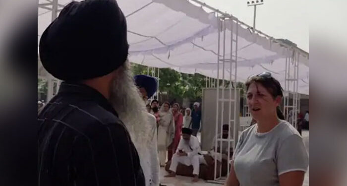 Punjab: ਵਿਦੇਸ਼ੀ ਜੋੜੇ ਨੂੰ ਸ਼ਾਰਟਸ ਪਹਿਨ ਕੇ ਦਰਬਾਰ ਸਾਹਿਬ ਅੰਦਰ ਜਾਣ ਤੋਂ ਰੋਕਿਆ Punjab: ਵਿਦੇਸ਼ੀ ਜੋੜੇ ਨੂੰ ਸ਼ਾਰਟਸ ਪਹਿਨ ਕੇ ਦਰਬਾਰ ਸਾਹਿਬ ਅੰਦਰ ਜਾਣ ਤੋਂ ਰੋਕਿਆ