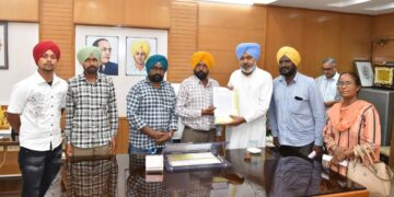 ਵਿੱਤ ਮੰਤਰੀ ਹਰਪਾਲ ਸਿੰਘ ਚੀਮਾ ਵੱਲੋਂ ਜਾਇਜ਼ ਮੰਗਾਂ ਦੇ ਹੱਲ ਲਈ ਵੱਖ-ਵੱਖ ਮੁਲਾਜ਼ਮ ਯੂਨੀਅਨਾਂ ਨਾਲ ਮੀਟਿੰਗਾਂ ਵਿੱਤ ਮੰਤਰੀ ਹਰਪਾਲ ਸਿੰਘ ਚੀਮਾ ਵੱਲੋਂ ਜਾਇਜ਼ ਮੰਗਾਂ ਦੇ ਹੱਲ ਲਈ ਵੱਖ-ਵੱਖ ਮੁਲਾਜ਼ਮ ਯੂਨੀਅਨਾਂ ਨਾਲ ਮੀਟਿੰਗਾਂ