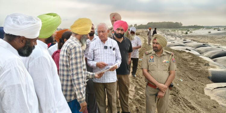 ਬਰਿੰਦਰ ਕੁਮਾਰ ਗੋਇਲ ਵੱਲੋਂ ਸਸਰਾਲੀ ਕਾਲੋਨੀ ਵਿਖੇ ਸਤਲੁਜ ਧੁੱਸੀ ਬੰਨ੍ਹ ਦੇ ਕਾਰਜਾਂ ਦਾ ਜਾਇਜ਼ਾ ਬਰਿੰਦਰ ਕੁਮਾਰ ਗੋਇਲ ਵੱਲੋਂ ਸਸਰਾਲੀ ਕਾਲੋਨੀ ਵਿਖੇ ਸਤਲੁਜ ਧੁੱਸੀ ਬੰਨ੍ਹ ਦੇ ਕਾਰਜਾਂ ਦਾ ਜਾਇਜ਼ਾ
