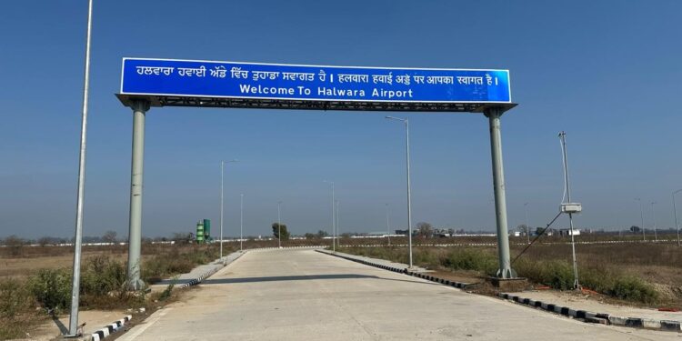 Ludhiana : ਤੂਫ਼ਾਨ ਨਾਲ ਹੋਏ ਨੁਕਸਾਨ ਤੋਂ ਬਾਅਦ ਹਲਵਾਰਾ ਹਵਾਈ ਅੱਡੇ ਦਾ ਬੁਨਿਆਦੀ ਢਾਂਚਾ ਪੂਰੀ ਤਰ੍ਹਾਂ ਬਹਾਲ Ludhiana : ਤੂਫ਼ਾਨ ਨਾਲ ਹੋਏ ਨੁਕਸਾਨ ਤੋਂ ਬਾਅਦ ਹਲਵਾਰਾ ਹਵਾਈ ਅੱਡੇ ਦਾ ਬੁਨਿਆਦੀ ਢਾਂਚਾ ਪੂਰੀ ਤਰ੍ਹਾਂ ਬਹਾਲ