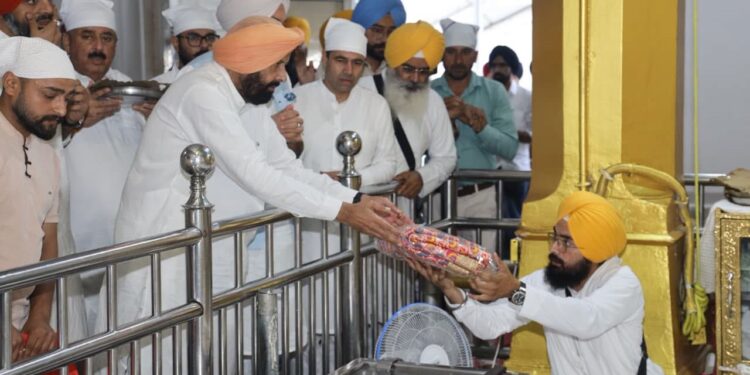 ਤਖ਼ਤ ਸ੍ਰੀ ਕੇਸਗੜ੍ਹ ਸਾਹਿਬ ਵਿਖੇ ਨਤਮਸਤਕ ਹੋਏ ਪੰਜਾਬ ਭਾਜਪਾ ਪ੍ਰਧਾਨ ਕੇਵਲ ਸਿੰਘ ਢਿੱਲੋਂ ਤਖ਼ਤ ਸ੍ਰੀ ਕੇਸਗੜ੍ਹ ਸਾਹਿਬ ਵਿਖੇ ਨਤਮਸਤਕ ਹੋਏ ਪੰਜਾਬ ਭਾਜਪਾ ਪ੍ਰਧਾਨ ਕੇਵਲ ਸਿੰਘ ਢਿੱਲੋਂ