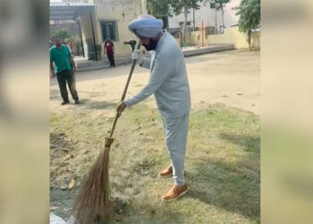 Punjab ਭਾਜਪਾ ਦੇ ਸੂਬਾ ਪ੍ਰਧਾਨ ਕੇਵਲ ਢਿੱਲੋਂ ਨੇ PM ਮੋਦੀ ਦੇ ਸਵਾਗਤ ਲਈ ਚਲਾਏ ਗਏ ਸੂਬਾ-ਪੱਧਰੀ ਸਫ਼ਾਈ ਅਭਿਆਨ ‘ਚ ਲਿਆ ਭਾਗ Punjab ਭਾਜਪਾ ਦੇ ਸੂਬਾ ਪ੍ਰਧਾਨ ਕੇਵਲ ਢਿੱਲੋਂ ਨੇ PM ਮੋਦੀ ਦੇ ਸਵਾਗਤ ਲਈ ਚਲਾਏ ਗਏ ਸੂਬਾ-ਪੱਧਰੀ ਸਫ਼ਾਈ ਅਭਿਆਨ ‘ਚ ਲਿਆ ਭਾਗ
