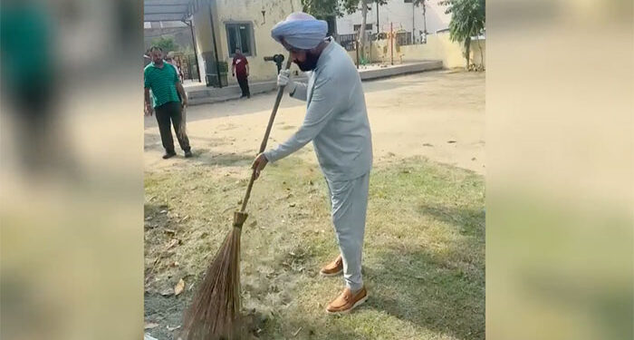 Punjab ਭਾਜਪਾ ਦੇ ਸੂਬਾ ਪ੍ਰਧਾਨ ਕੇਵਲ ਢਿੱਲੋਂ ਨੇ PM ਮੋਦੀ ਦੇ ਸਵਾਗਤ ਲਈ ਚਲਾਏ ਗਏ ਸੂਬਾ-ਪੱਧਰੀ ਸਫ਼ਾਈ ਅਭਿਆਨ ‘ਚ ਲਿਆ ਭਾਗ Punjab ਭਾਜਪਾ ਦੇ ਸੂਬਾ ਪ੍ਰਧਾਨ ਕੇਵਲ ਢਿੱਲੋਂ ਨੇ PM ਮੋਦੀ ਦੇ ਸਵਾਗਤ ਲਈ ਚਲਾਏ ਗਏ ਸੂਬਾ-ਪੱਧਰੀ ਸਫ਼ਾਈ ਅਭਿਆਨ ‘ਚ ਲਿਆ ਭਾਗ