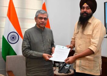 AAP ਸਾਂਸਦ ਮਲਵਿੰਦਰ ਕੰਗ ਨੇ ਕੇਂਦਰੀ ਰੇਲ ਮੰਤਰੀ ਅਸ਼ਵਨੀ ਵੈਸ਼ਨਵ ਨਾਲ ਕੀਤੀ ਮੁਲਾਕਾਤ