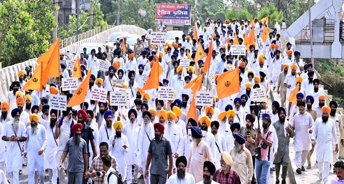 SGPC ਵੱਲੋਂ ਅੰਮ੍ਰਿਤਸਰ ‘ਚ ਵਿਸ਼ਾਲ ਰੋਸ ਮਾਰਚ, ਅੰਮ੍ਰਿਤਸਰ DC ਨੂੰ ਸੌਂਪਿਆ ਮੰਗ ਪੱਤਰ SGPC ਵੱਲੋਂ ਅੰਮ੍ਰਿਤਸਰ ‘ਚ ਵਿਸ਼ਾਲ ਰੋਸ ਮਾਰਚ, ਅੰਮ੍ਰਿਤਸਰ DC ਨੂੰ ਸੌਂਪਿਆ ਮੰਗ ਪੱਤਰ