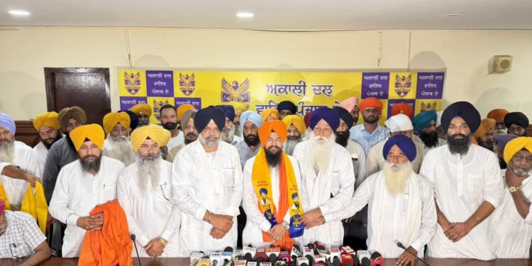 ਅਕਾਲੀ ਦਲ ਨੂੰ ਵੱਡਾ ਝਟਕਾ! ਸੀਨੀਅਰ ਆਗੂ ਇਕਬਾਲ ਸਿੰਘ ਸੰਧੂ ਸਾਥੀਆਂ ਸਮੇਤ ‘ਵਾਰਸ ਪੰਜਾਬ ਦੇ’ ਜਥੇਬੰਦੀ ‘ਚ ਸ਼ਾਮਲ ਅਕਾਲੀ ਦਲ ਨੂੰ ਵੱਡਾ ਝਟਕਾ! ਸੀਨੀਅਰ ਆਗੂ ਇਕਬਾਲ ਸਿੰਘ ਸੰਧੂ ਸਾਥੀਆਂ ਸਮੇਤ ‘ਵਾਰਸ ਪੰਜਾਬ ਦੇ’ ਜਥੇਬੰਦੀ ‘ਚ ਸ਼ਾਮਲ