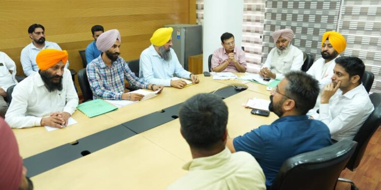ਪੰਜਾਬ ਸਰਕਾਰ ਰੈਵੇਨਿਊ ਕਾਨੂੰਨਗੋ ਐਸੋਸੀਏਸ਼ਨ ਦੀਆਂ ਮੰਗਾਂ ਦੇ ਨਿਪਟਾਰੇ ਲਈ ਵਚਨਬੱਧ: ਹਰਪਾਲ ਸਿੰਘ ਚੀਮਾ ਪੰਜਾਬ ਸਰਕਾਰ ਰੈਵੇਨਿਊ ਕਾਨੂੰਨਗੋ ਐਸੋਸੀਏਸ਼ਨ ਦੀਆਂ ਮੰਗਾਂ ਦੇ ਨਿਪਟਾਰੇ ਲਈ ਵਚਨਬੱਧ: ਹਰਪਾਲ ਸਿੰਘ ਚੀਮਾ