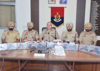 ਸਰਹੱਦ ਪਾਰੋਂ ਚੱਲ ਰਹੇ ਸਪਲਾਈ ਨੈੱਟਵਰਕ ਨਾਲ ਜੁੜੇ ਸੱਤ ਵਿਅਕਤੀ 10 ਪਿਸਤੌਲਾਂ, 1 ਕਿਲੋ ਹੈਰੋਇਨ, ਇੱਕ ਡਰੋਨ ਸਮੇਤ ਗ੍ਰਿਫ਼ਤਾਰ ਸਰਹੱਦ ਪਾਰੋਂ ਚੱਲ ਰਹੇ ਸਪਲਾਈ ਨੈੱਟਵਰਕ ਨਾਲ ਜੁੜੇ ਸੱਤ ਵਿਅਕਤੀ 10 ਪਿਸਤੌਲਾਂ, 1 ਕਿਲੋ ਹੈਰੋਇਨ, ਇੱਕ ਡਰੋਨ ਸਮੇਤ ਗ੍ਰਿਫ਼ਤਾਰ