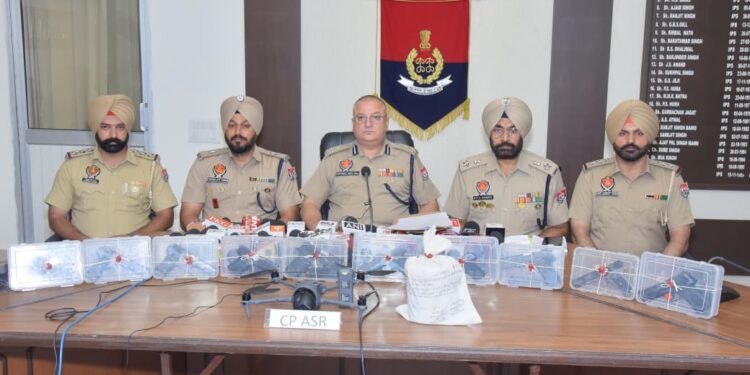 ਸਰਹੱਦ ਪਾਰੋਂ ਚੱਲ ਰਹੇ ਸਪਲਾਈ ਨੈੱਟਵਰਕ ਨਾਲ ਜੁੜੇ ਸੱਤ ਵਿਅਕਤੀ 10 ਪਿਸਤੌਲਾਂ, 1 ਕਿਲੋ ਹੈਰੋਇਨ, ਇੱਕ ਡਰੋਨ ਸਮੇਤ ਗ੍ਰਿਫ਼ਤਾਰ ਸਰਹੱਦ ਪਾਰੋਂ ਚੱਲ ਰਹੇ ਸਪਲਾਈ ਨੈੱਟਵਰਕ ਨਾਲ ਜੁੜੇ ਸੱਤ ਵਿਅਕਤੀ 10 ਪਿਸਤੌਲਾਂ, 1 ਕਿਲੋ ਹੈਰੋਇਨ, ਇੱਕ ਡਰੋਨ ਸਮੇਤ ਗ੍ਰਿਫ਼ਤਾਰ