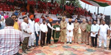 ਸੁਤੰਤਰਤਾ ਦਿਵਸ ਮੌਕੇ ਪੰਜਾਬ ਨੇ ‘ਯੁੱਧ ਨਸ਼ਿਆਂ ਵਿਰੁੱਧ’ ਦੇ ਜ਼ਮੀਨੀ ਪੱਧਰ ਦੇ ਵਲੰਟੀਅਰਾਂ ਨੂੰ ਕੀਤਾ ਸਨਮਾਨਿਤ ਸੁਤੰਤਰਤਾ ਦਿਵਸ ਮੌਕੇ ਪੰਜਾਬ ਨੇ ‘ਯੁੱਧ ਨਸ਼ਿਆਂ ਵਿਰੁੱਧ’ ਦੇ ਜ਼ਮੀਨੀ ਪੱਧਰ ਦੇ ਵਲੰਟੀਅਰਾਂ ਨੂੰ ਕੀਤਾ ਸਨਮਾਨਿਤ