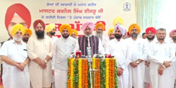 ਕੈਬਨਿਟ ਮੰਤਰੀਆਂ ਹਰਪਾਲ ਸਿੰਘ ਚੀਮਾ ਅਤੇ ਤਰੁਨਪ੍ਰੀਤ ਸਿੰਘ ਸੌਂਦ ਨੇ ਸ਼ਹੀਦ ਮਾਸਟਰ ਕਰਨੈਲ ਸਿੰਘ ਈਸੜੂ ਨੂੰ ਸ਼ਰਧਾ ਦੇ ਫੁੱਲ ਕੀਤੇ ਭੇਂਟ