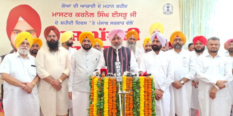 ਕੈਬਨਿਟ ਮੰਤਰੀਆਂ ਹਰਪਾਲ ਸਿੰਘ ਚੀਮਾ ਅਤੇ ਤਰੁਨਪ੍ਰੀਤ ਸਿੰਘ ਸੌਂਦ ਨੇ ਸ਼ਹੀਦ ਮਾਸਟਰ ਕਰਨੈਲ ਸਿੰਘ ਈਸੜੂ ਨੂੰ ਸ਼ਰਧਾ ਦੇ ਫੁੱਲ ਕੀਤੇ ਭੇਂਟ