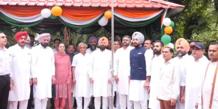 ਭਾਜਪਾ ਪੰਜਾਬ ਦਫ਼ਤਰ ਵਿਖੇ ਆਜ਼ਾਦੀ ਦਿਹਾੜਾ ਮਨਾਇਆ, ਸੂਬਾ ਪ੍ਰਧਾਨ ਕੇਵਲ ਸਿੰਘ ਢਿੱਲੋਂ ਨੇ ਲਹਿਰਾਇਆ ਤਿਰੰਗਾ
