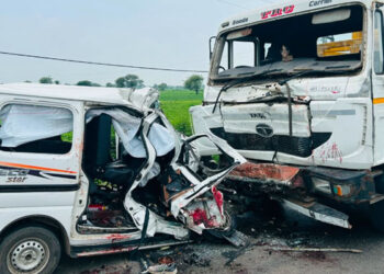 National: ਟਰਾਲੇ ਨੇ ਵੈਨ ਨੂੰ ਟੱਕਰ ਮਾਰੀ, 6 ਮੌਤਾਂ