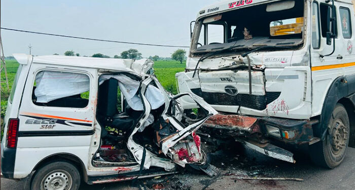National: ਟਰਾਲੇ ਨੇ ਵੈਨ ਨੂੰ ਟੱਕਰ ਮਾਰੀ, 6 ਮੌਤਾਂ National: ਟਰਾਲੇ ਨੇ ਵੈਨ ਨੂੰ ਟੱਕਰ ਮਾਰੀ, 6 ਮੌਤਾਂ