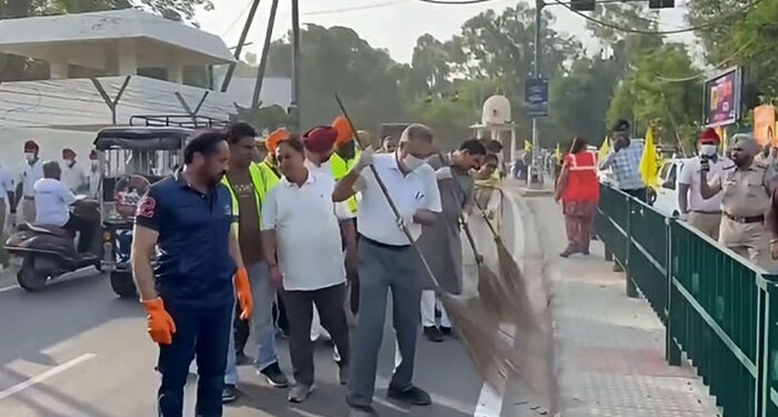 Punjab: ‘ਮਿਸ਼ਨ ਕਲੀਨ ਪੰਜਾਬ’ ਮੁਹਿੰਮ ਦੀ ਸ਼ੁਰੂਆਤ: 10 ਦਿਨਾਂ ਚੱਲੇਗੀ ਵਿਸ਼ੇਸ਼ ਸਫਾਈ ਮੁਹਿੰਮ Punjab: ‘ਮਿਸ਼ਨ ਕਲੀਨ ਪੰਜਾਬ’ ਮੁਹਿੰਮ ਦੀ ਸ਼ੁਰੂਆਤ: 10 ਦਿਨਾਂ ਚੱਲੇਗੀ ਵਿਸ਼ੇਸ਼ ਸਫਾਈ ਮੁਹਿੰਮ