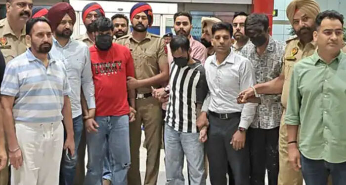 Punjab: ਮਲੇਸ਼ੀਆ ਤੋਂ ਬੰਬੀਹਾ ਗੈਂਗ ਦੇ ਤਿੰਨ ਮੈਂਬਰ ਡਿਪੋਰਟ: ਪੰਜਾਬ ਪੁਲਿਸ ਨੇ ਕੀਤੇ ਗ੍ਰਿਫ਼ਤਾਰ Punjab: ਮਲੇਸ਼ੀਆ ਤੋਂ ਬੰਬੀਹਾ ਗੈਂਗ ਦੇ ਤਿੰਨ ਮੈਂਬਰ ਡਿਪੋਰਟ: ਪੰਜਾਬ ਪੁਲਿਸ ਨੇ ਕੀਤੇ ਗ੍ਰਿਫ਼ਤਾਰ