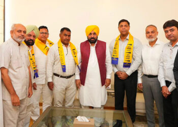 Malerkotla: ਡਾ. ਗੁਲਜ਼ਾਰ ਮੁਹੰਮਦ ਅਤੇ ਤਿੰਨ ਆਜ਼ਾਦ ਮਿਊਂਸੀਪਲ ਕੌਂਸਲਰ ਆਪ ‘ਚ ਸ਼ਾਮਲ Malerkotla: ਡਾ. ਗੁਲਜ਼ਾਰ ਮੁਹੰਮਦ ਅਤੇ ਤਿੰਨ ਆਜ਼ਾਦ ਮਿਊਂਸੀਪਲ ਕੌਂਸਲਰ ਆਪ ‘ਚ ਸ਼ਾਮਲ
