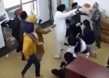Canada ‘ਚ ਗੁਰਦੁਆਰੇ ਦੀ ਗੋਲਕ ਨੂੰ ਲੈ ਕੇ ਭਿੜੇ ਦੋ ਧੜੇ ! Canada ‘ਚ ਗੁਰਦੁਆਰੇ ਦੀ ਗੋਲਕ ਨੂੰ ਲੈ ਕੇ ਭਿੜੇ ਦੋ ਧੜੇ !