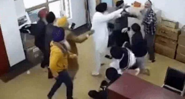 Canada ਦੇ ਇੱਕ ਗੁਰਦੁਆਰੇ ‘ਚ ਭਿੜੇ ਦੋ ਧੜੇ ! Canada ਦੇ ਇੱਕ ਗੁਰਦੁਆਰੇ ‘ਚ ਭਿੜੇ ਦੋ ਧੜੇ !