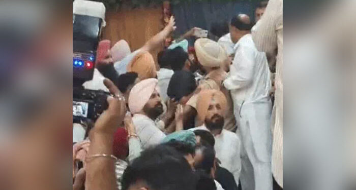 Punjab: ਨਹੀਂ ਰੁਕ ਰਿਹਾ ਕਾਂਗਰਸ ਦਾ ਕਾਟੋ-ਕਲੇਸ਼: ਮਲੇਰਕੋਟਲਾ ਵਿੱਚ ਵੀ ਕਾਂਗਰਸੀ ਆਗੂ ਹੋਏ ਇੱਕ-ਦੂਜੇ ਦੇ ਸਾਹਮਣੇ Punjab: ਨਹੀਂ ਰੁਕ ਰਿਹਾ ਕਾਂਗਰਸ ਦਾ ਕਾਟੋ-ਕਲੇਸ਼: ਮਲੇਰਕੋਟਲਾ ਵਿੱਚ ਵੀ ਕਾਂਗਰਸੀ ਆਗੂ ਹੋਏ ਇੱਕ-ਦੂਜੇ ਦੇ ਸਾਹਮਣੇ