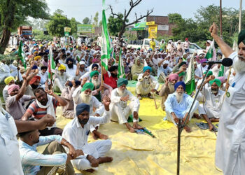 Punjab: ਮਹਿਲਾ ਖੁਦਕੁਸ਼ੀ ਮਾਮਲਾ: ਕਸੂਰਵਾਰਾਂ ਦੀ ਗ੍ਰਿਫਤਾਰੀ ਲਈ ਪਹਿਲਾ ਘੇਰਿਆ ਥਾਣਾ, ਫੇਰ ਸੜਕ ‘ਤੇ ਲਾਇਆ ਜਾਮ Punjab: ਮਹਿਲਾ ਖੁਦਕੁਸ਼ੀ ਮਾਮਲਾ: ਕਸੂਰਵਾਰਾਂ ਦੀ ਗ੍ਰਿਫਤਾਰੀ ਲਈ ਪਹਿਲਾ ਘੇਰਿਆ ਥਾਣਾ, ਫੇਰ ਸੜਕ ‘ਤੇ ਲਾਇਆ ਜਾਮ