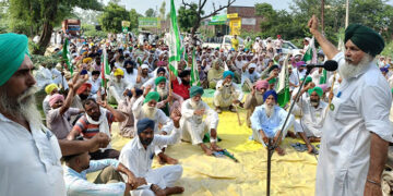 Punjab: ਮਹਿਲਾ ਖੁਦਕੁਸ਼ੀ ਮਾਮਲਾ: ਕਸੂਰਵਾਰਾਂ ਦੀ ਗ੍ਰਿਫਤਾਰੀ ਲਈ ਪਹਿਲਾ ਘੇਰਿਆ ਥਾਣਾ, ਫੇਰ ਸੜਕ ‘ਤੇ ਲਾਇਆ ਜਾਮ Punjab: ਮਹਿਲਾ ਖੁਦਕੁਸ਼ੀ ਮਾਮਲਾ: ਕਸੂਰਵਾਰਾਂ ਦੀ ਗ੍ਰਿਫਤਾਰੀ ਲਈ ਪਹਿਲਾ ਘੇਰਿਆ ਥਾਣਾ, ਫੇਰ ਸੜਕ ‘ਤੇ ਲਾਇਆ ਜਾਮ