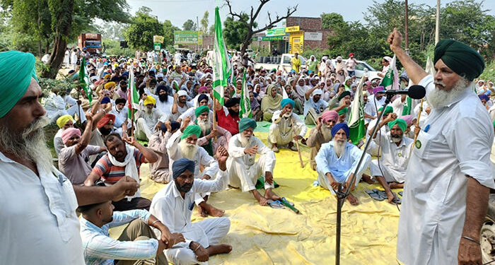 Punjab: ਮਹਿਲਾ ਖੁਦਕੁਸ਼ੀ ਮਾਮਲਾ: ਕਸੂਰਵਾਰਾਂ ਦੀ ਗ੍ਰਿਫਤਾਰੀ ਲਈ ਪਹਿਲਾ ਘੇਰਿਆ ਥਾਣਾ, ਫੇਰ ਸੜਕ ‘ਤੇ ਲਾਇਆ ਜਾਮ Punjab: ਮਹਿਲਾ ਖੁਦਕੁਸ਼ੀ ਮਾਮਲਾ: ਕਸੂਰਵਾਰਾਂ ਦੀ ਗ੍ਰਿਫਤਾਰੀ ਲਈ ਪਹਿਲਾ ਘੇਰਿਆ ਥਾਣਾ, ਫੇਰ ਸੜਕ ‘ਤੇ ਲਾਇਆ ਜਾਮ