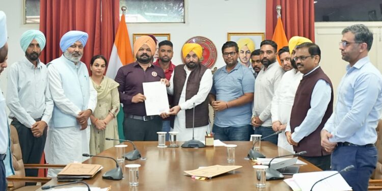 ਮੁੱਖ ਮੰਤਰੀ ਭਗਵੰਤ ਸਿੰਘ ਮਾਨ ਵੱਲੋਂ ਆਦਰਸ਼ ਸਕੂਲਾਂ ਦੇ ਅਧਿਆਪਕਾਂ ਦੀ ਤਨਖਾਹ ਵਿੱਚ 120 ਫੀਸਦੀ ਤੋਂ ਵੱਧ ਦਾ ਵਾਧਾ ਕਰਨ ਦੀ ਮਨਜ਼ੂਰੀ