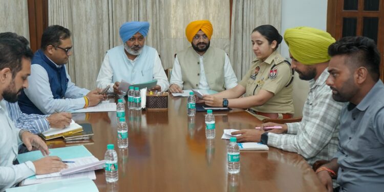 ਭਗਵੰਤ ਮਾਨ ਸਰਕਾਰ ਵੱਲੋਂ ਬਿਜਲੀ ਦੇ ਵੱਧ ਆਏ ਬਿੱਲਾਂ ਤੋਂ ਪ੍ਰਭਾਵਿਤ ਖਪਤਕਾਰਾਂ ਲਈ ਵੱਡੀ ਰਾਹਤ ਦਾ ਐਲਾਨ ਭਗਵੰਤ ਮਾਨ ਸਰਕਾਰ ਵੱਲੋਂ ਬਿਜਲੀ ਦੇ ਵੱਧ ਆਏ ਬਿੱਲਾਂ ਤੋਂ ਪ੍ਰਭਾਵਿਤ ਖਪਤਕਾਰਾਂ ਲਈ ਵੱਡੀ ਰਾਹਤ ਦਾ ਐਲਾਨ