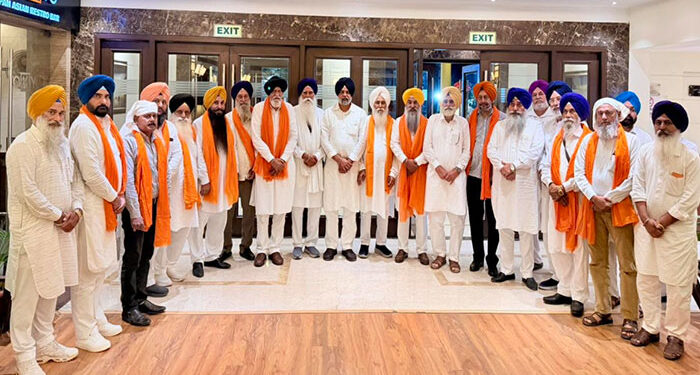 Punjab: ਇਕਬਾਲ ਸਿੰਘ ਝੂੰਦਾਂ ਸੀਨੀਅਰ ਆਗੂਆਂ ਸਮੇਤ ‘ਅਕਾਲੀ ਦਲ ਵਾਰਿਸ ਪੰਜਾਬ ਦੇ’ ‘ਚ ਸ਼ਾਮਿਲ Punjab: ਇਕਬਾਲ ਸਿੰਘ ਝੂੰਦਾਂ ਸੀਨੀਅਰ ਆਗੂਆਂ ਸਮੇਤ ‘ਅਕਾਲੀ ਦਲ ਵਾਰਿਸ ਪੰਜਾਬ ਦੇ’ ‘ਚ ਸ਼ਾਮਿਲ