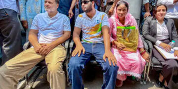 National: ਰਾਹੁਲ ਗਾਂਧੀ ਪਾਰਲੀਮੈਂਟ ਸਟਰੀਟ ਪੁਲਿਸ ਸਟੇਸ਼ਨ ਦੇ ਬਾਹਰ ਧਰਨੇ ‘ਤੇ ਬੈਠੇ National: ਰਾਹੁਲ ਗਾਂਧੀ ਪਾਰਲੀਮੈਂਟ ਸਟਰੀਟ ਪੁਲਿਸ ਸਟੇਸ਼ਨ ਦੇ ਬਾਹਰ ਧਰਨੇ ‘ਤੇ ਬੈਠੇ