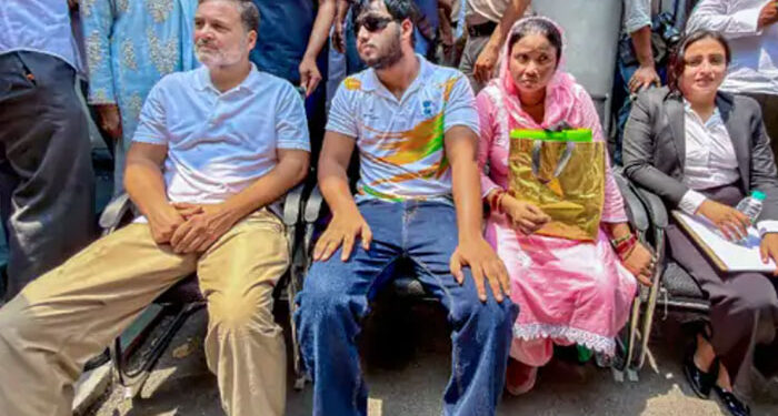National: ਰਾਹੁਲ ਗਾਂਧੀ ਪਾਰਲੀਮੈਂਟ ਸਟਰੀਟ ਪੁਲਿਸ ਸਟੇਸ਼ਨ ਦੇ ਬਾਹਰ ਧਰਨੇ ‘ਤੇ ਬੈਠੇ National: ਰਾਹੁਲ ਗਾਂਧੀ ਪਾਰਲੀਮੈਂਟ ਸਟਰੀਟ ਪੁਲਿਸ ਸਟੇਸ਼ਨ ਦੇ ਬਾਹਰ ਧਰਨੇ ‘ਤੇ ਬੈਠੇ
