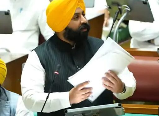 ਫਾਰਮੇਸੀ ਪੇਪਰ ਲੀਕ ਮਾਮਲੇ ‘ਤੇ ਪੰਜਾਬ ਵਿਧਾਨ ਸਭਾ ਵਿੱਚ ਹੰਗਾਮਾ ਫਾਰਮੇਸੀ ਪੇਪਰ ਲੀਕ ਮਾਮਲੇ ‘ਤੇ ਪੰਜਾਬ ਵਿਧਾਨ ਸਭਾ ਵਿੱਚ ਹੰਗਾਮਾ