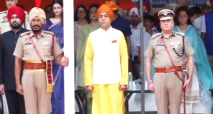 ਅੰਮ੍ਰਿਤਸਰ ’ਚ ਉਤਸ਼ਾਹ ਨਾਲ ਮਨਾਇਆ ਗਿਆ ਆਜ਼ਾਦੀ ਦਿਵਸ, ਕੈਬਨਿਟ ਮੰਤਰੀ ਅਮਨ ਅਰੋੜਾ ਨੇ ਲਹਿਰਾਇਆ ਤਿਰੰਗਾ ਅੰਮ੍ਰਿਤਸਰ ’ਚ ਉਤਸ਼ਾਹ ਨਾਲ ਮਨਾਇਆ ਗਿਆ ਆਜ਼ਾਦੀ ਦਿਵਸ, ਕੈਬਨਿਟ ਮੰਤਰੀ ਅਮਨ ਅਰੋੜਾ ਨੇ ਲਹਿਰਾਇਆ ਤਿਰੰਗਾ