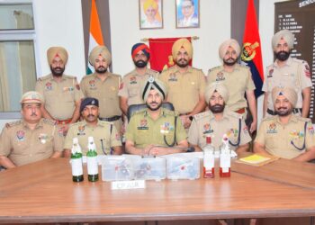 ਅੰਮ੍ਰਿਤਸਰ ‘ਚ ਵੱਡੀ ਅੱਤਵਾਦੀ ਸਾਜ਼ਿਸ਼ ਨਾਕਾਮ: ਚਾਰ ਪੈਟਰੋਲ ਬੰਬਾਂ ਤੇ 3 ਪਿਸਤੌਲਾਂ ਸਮੇਤ 9 ਕਾਬੂ