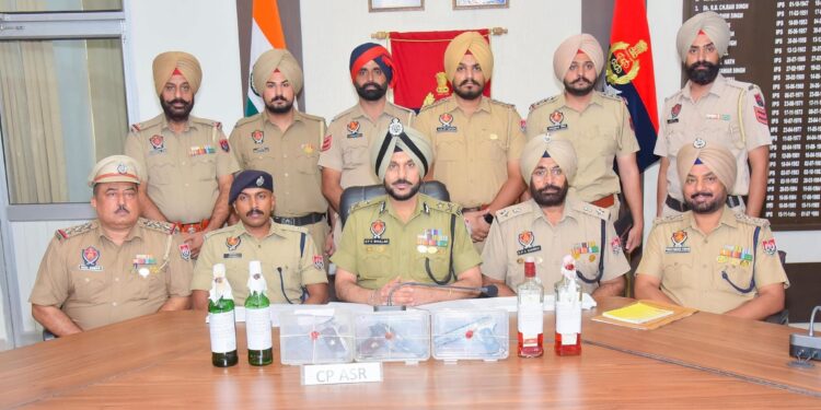 ਅੰਮ੍ਰਿਤਸਰ ‘ਚ ਵੱਡੀ ਅੱਤਵਾਦੀ ਸਾਜ਼ਿਸ਼ ਨਾਕਾਮ: ਚਾਰ ਪੈਟਰੋਲ ਬੰਬਾਂ ਤੇ 3 ਪਿਸਤੌਲਾਂ ਸਮੇਤ 9 ਕਾਬੂ ਅੰਮ੍ਰਿਤਸਰ ‘ਚ ਵੱਡੀ ਅੱਤਵਾਦੀ ਸਾਜ਼ਿਸ਼ ਨਾਕਾਮ: ਚਾਰ ਪੈਟਰੋਲ ਬੰਬਾਂ ਤੇ 3 ਪਿਸਤੌਲਾਂ ਸਮੇਤ 9 ਕਾਬੂ