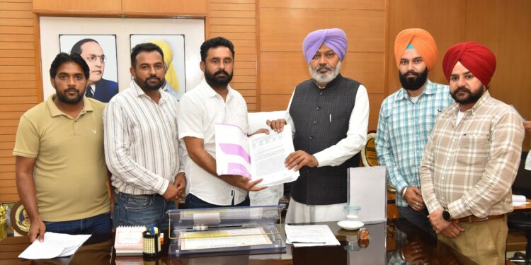 ਵਿੱਤ ਮੰਤਰੀ ਹਰਪਾਲ ਸਿੰਘ ਚੀਮਾ ਨੇ ਮੁਲਾਜ਼ਮ ਯੂਨੀਅਨਾਂ ਨਾਲ ਕੀਤੀ ਮੀਟਿੰਗ; ਮੰਗਾਂ ਦੇ ਜਲਦ ਹੱਲ ਦਾ ਦਿੱਤਾ ਭਰੋਸਾ ਵਿੱਤ ਮੰਤਰੀ ਹਰਪਾਲ ਸਿੰਘ ਚੀਮਾ ਨੇ ਮੁਲਾਜ਼ਮ ਯੂਨੀਅਨਾਂ ਨਾਲ ਕੀਤੀ ਮੀਟਿੰਗ; ਮੰਗਾਂ ਦੇ ਜਲਦ ਹੱਲ ਦਾ ਦਿੱਤਾ ਭਰੋਸਾ