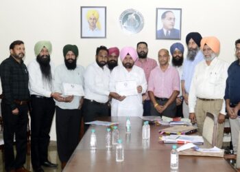 ਹਰਚੰਦ ਸਿੰਘ ਬਰਸਟ ਵੱਲੋਂ ਬੂਟਿਆਂ ਦਾ ਲੰਗਰ ਲਗਾਉਣ ਲਈ ਪੰਜਾਬ ਮੰਡੀ ਬੋਰਡ ਕਰਮਚਾਰੀ ਯੂਨੀਅਨ ਸਨਮਾਨਿਤ ਹਰਚੰਦ ਸਿੰਘ ਬਰਸਟ ਵੱਲੋਂ ਬੂਟਿਆਂ ਦਾ ਲੰਗਰ ਲਗਾਉਣ ਲਈ ਪੰਜਾਬ ਮੰਡੀ ਬੋਰਡ ਕਰਮਚਾਰੀ ਯੂਨੀਅਨ ਸਨਮਾਨਿਤ