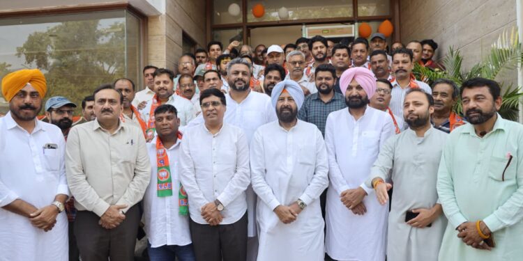 ਪੰਜਾਬ ‘ਚ ਭਾਜਪਾ ਨੂੰ ਵੱਡਾ ਹੁੰਗਾਰਾ: ਗੜ੍ਹਵਾਲ ਸਮਾਜ ਦੇ 250 ਤੋਂ ਵੱਧ ਆਗੂ ਪਾਰਟੀ ‘ਚ ਸ਼ਾਮਲ ਪੰਜਾਬ ‘ਚ ਭਾਜਪਾ ਨੂੰ ਵੱਡਾ ਹੁੰਗਾਰਾ: ਗੜ੍ਹਵਾਲ ਸਮਾਜ ਦੇ 250 ਤੋਂ ਵੱਧ ਆਗੂ ਪਾਰਟੀ ‘ਚ ਸ਼ਾਮਲ