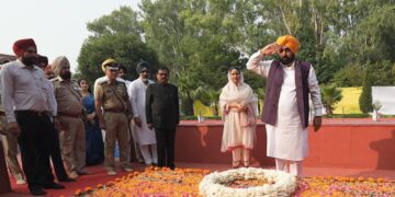ਸਾਡੀ ਸਰਕਾਰ ਸ਼ਹੀਦ-ਏ-ਆਜ਼ਮ ਭਗਤ ਸਿੰਘ, ਰਾਜਗੁਰੂ, ਸੁਖਦੇਵ ਦੇ ਆਦਰਸ਼ਾਂ ‘ਤੇ ਚੱਲ ਰਹੀ ਹੈ: ਮੁੱਖ ਮੰਤਰੀ ਭਗਵੰਤ ਸਿੰਘ ਮਾਨ
