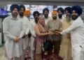 ਸੱਚਖੰਡ ਸ੍ਰੀ ਦਰਬਾਰ ਸਾਹਿਬ ਦੇ ਸੇਵਾਦਾਰਾਂ ਨੇ ਲੱਖਾਂ ਦੇ ਗਹਿਣਿਆਂ ਸਮੇਤ ਨਗਦੀ ਵਾਰਸਾਂ ਨੂੰ ਸੌਂਪੀ; ਪੇਸ਼ ਕੀਤੀ ਇਮਾਨਦਾਰੀ ਦੀ ਮਿਸਾਲ ਸੱਚਖੰਡ ਸ੍ਰੀ ਦਰਬਾਰ ਸਾਹਿਬ ਦੇ ਸੇਵਾਦਾਰਾਂ ਨੇ ਲੱਖਾਂ ਦੇ ਗਹਿਣਿਆਂ ਸਮੇਤ ਨਗਦੀ ਵਾਰਸਾਂ ਨੂੰ ਸੌਂਪੀ; ਪੇਸ਼ ਕੀਤੀ ਇਮਾਨਦਾਰੀ ਦੀ ਮਿਸਾਲ