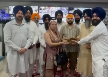 ਸੱਚਖੰਡ ਸ੍ਰੀ ਦਰਬਾਰ ਸਾਹਿਬ ਦੇ ਸੇਵਾਦਾਰਾਂ ਨੇ ਲੱਖਾਂ ਦੇ ਗਹਿਣਿਆਂ ਸਮੇਤ ਨਗਦੀ ਵਾਰਸਾਂ ਨੂੰ ਸੌਂਪੀ; ਪੇਸ਼ ਕੀਤੀ ਇਮਾਨਦਾਰੀ ਦੀ ਮਿਸਾਲ ਸੱਚਖੰਡ ਸ੍ਰੀ ਦਰਬਾਰ ਸਾਹਿਬ ਦੇ ਸੇਵਾਦਾਰਾਂ ਨੇ ਲੱਖਾਂ ਦੇ ਗਹਿਣਿਆਂ ਸਮੇਤ ਨਗਦੀ ਵਾਰਸਾਂ ਨੂੰ ਸੌਂਪੀ; ਪੇਸ਼ ਕੀਤੀ ਇਮਾਨਦਾਰੀ ਦੀ ਮਿਸਾਲ