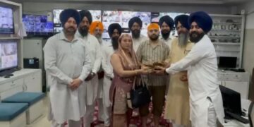 ਸੱਚਖੰਡ ਸ੍ਰੀ ਦਰਬਾਰ ਸਾਹਿਬ ਦੇ ਸੇਵਾਦਾਰਾਂ ਨੇ ਲੱਖਾਂ ਦੇ ਗਹਿਣਿਆਂ ਸਮੇਤ ਨਗਦੀ ਵਾਰਸਾਂ ਨੂੰ ਸੌਂਪੀ; ਪੇਸ਼ ਕੀਤੀ ਇਮਾਨਦਾਰੀ ਦੀ ਮਿਸਾਲ