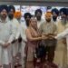 ਸੱਚਖੰਡ ਸ੍ਰੀ ਦਰਬਾਰ ਸਾਹਿਬ ਦੇ ਸੇਵਾਦਾਰਾਂ ਨੇ ਲੱਖਾਂ ਦੇ ਗਹਿਣਿਆਂ ਸਮੇਤ ਨਗਦੀ ਵਾਰਸਾਂ ਨੂੰ ਸੌਂਪੀ; ਪੇਸ਼ ਕੀਤੀ ਇਮਾਨਦਾਰੀ ਦੀ ਮਿਸਾਲ ਸੱਚਖੰਡ ਸ੍ਰੀ ਦਰਬਾਰ ਸਾਹਿਬ ਦੇ ਸੇਵਾਦਾਰਾਂ ਨੇ ਲੱਖਾਂ ਦੇ ਗਹਿਣਿਆਂ ਸਮੇਤ ਨਗਦੀ ਵਾਰਸਾਂ ਨੂੰ ਸੌਂਪੀ; ਪੇਸ਼ ਕੀਤੀ ਇਮਾਨਦਾਰੀ ਦੀ ਮਿਸਾਲ