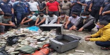 Nepal : ਹੜ੍ਹਾਂ ਦੇ ਪਾਣੀ ‘ਚ ਰੁੜ੍ਹ ਕੇ ਆਇਆ ਬੈਂਕ ਦਾ ਲਾਕਰ, ਮਚੀ ਲੁੱਟ! Nepal : ਹੜ੍ਹਾਂ ਦੇ ਪਾਣੀ ‘ਚ ਰੁੜ੍ਹ ਕੇ ਆਇਆ ਬੈਂਕ ਦਾ ਲਾਕਰ, ਮਚੀ ਲੁੱਟ!