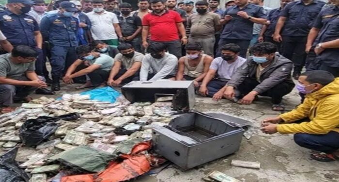Nepal : ਹੜ੍ਹਾਂ ਦੇ ਪਾਣੀ ‘ਚ ਰੁੜ੍ਹ ਕੇ ਆਇਆ ਬੈਂਕ ਦਾ ਲਾਕਰ, ਮਚੀ ਲੁੱਟ! Nepal : ਹੜ੍ਹਾਂ ਦੇ ਪਾਣੀ ‘ਚ ਰੁੜ੍ਹ ਕੇ ਆਇਆ ਬੈਂਕ ਦਾ ਲਾਕਰ, ਮਚੀ ਲੁੱਟ!