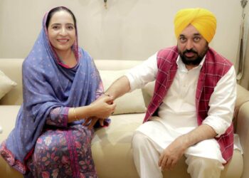 ਮੁੱਖ ਮੰਤਰੀ ਭਗਵੰਤ ਮਾਨ ਨੇ ਆਪਣੀ ਭੈਣ ਤੋਂ ਬੰਨ੍ਹਵਾਈ ਰੱਖੜੀ, ਸਾਂਝੀਆਂ ਕੀਤੀਆਂ ਖੂਬਸੂਰਤ ਤਸਵੀਰਾਂ ਮੁੱਖ ਮੰਤਰੀ ਭਗਵੰਤ ਮਾਨ ਨੇ ਆਪਣੀ ਭੈਣ ਤੋਂ ਬੰਨ੍ਹਵਾਈ ਰੱਖੜੀ, ਸਾਂਝੀਆਂ ਕੀਤੀਆਂ ਖੂਬਸੂਰਤ ਤਸਵੀਰਾਂ